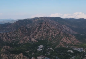 原平天涯山风景区位于山西省原平市子干乡，距大运高速出口5公里，紧邻310省道，交通便利。景区以险峻奇特的自然山体景观为核心，主峰海拔1100米，山势呈犬牙交错状，分布有莲花山、石鼓山等地质奇观。以元代始建的石鼓神祠为核心人文景观，深度融合介子推"精忠纯孝"文化精神。景区免费开放，设有停车场，适合自驾或乘坐原平4路公交前往。