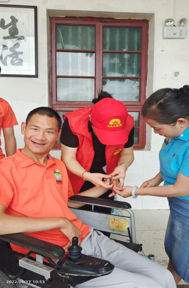 “关爱他人，服务社会”助残活动